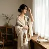 Bufanda Cálida de Algodón y Lino Nueva 2026 para Mujer, Primavera y Otoño, Estilo Europeo y Americano, Diseño de Letras a la Moda, Chal Versátil, Venta al por Mayor de Una Pieza