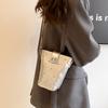 2026 Bolso de Mujer Nuevo de Moda Casual Bordado Acolchado con Remaches Bolso Cubo Elegante de Gama Alta