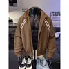 Jaqueta Listrada Marrom Maillard Masculina, Estilo Curto de Outono, Ombro Normal Jaqueta Baseball, Casaco Tendência para Casais Americanos