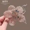 2026 Presilha de Cabelo Flor de Cristal Rosa Estilo Floresta Super Feérica Presilha de Cabelo para Testa de Alto Padrão Presilha Lateral para Mulheres Elegante Presilha de Bico de Pato Versátil