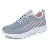 Pedido de comercio exterior zapatillas de correr flyknit para mujer estilo fino no sofocan los pies zapatos de mujer suministro para supermercado rayas de colores zapatos casuales versátiles