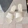 Novo Estilo Primavera e Verão 2026 com Saia, Design de Nicho, Sandálias de Dedo Romanas Tecidas Finas Modernas para Aumentar a Altura, Sandálias de Praia para Mulheres