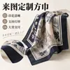 Personalización de accesorios de ropa de marca, bufandas cuadradas para mejorar la textura del atuendo, adecuadas para boutiques de moda para mujer y tiendas conceptuales para adquisición y selección