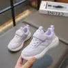 Zapatos Deportivos Infantiles 2026 Verano Nuevo Estilo Transpirables de Malla Simple para Niños y Niñas, Ligeros Antideslizantes de Velcro para Correr