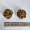 Bola de Galhos de Salgueiro Natural Personalizada com Casca, Conjunto para Dentição de Pet, Bola de Grama para Aliviar o Tédio, Bola de Palha Vegetal Tricotada à Mão