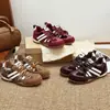 Sapatos femininos estilosos e atraentes, nova coleção primavera/outono 2026, tênis casuais baixos versáteis, um estilo de tênis de treino alemão super popular