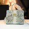 Bolso de mano para mujer de mediana edad, nuevo modelo 2026, bolso de hombro de lujo ligero con estampado de serpiente, bolso de piel auténtica para mujer estilo europeo y americano