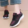 Zapatos Deportivos de Malla Flyknit para Mujer Verano Huecos Transpirables Suela Suave Zapatos para Caminar Multicolores Tallas Grandes Casuales Zapatos para Correr Venta al por Mayor