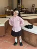 Outono de 2026 Novo Estilo Coreano Roupas Infantis Moda para Meninas Camisa de Manga Longa com Adesivo de Desenho Animado Blusa Saia Plissada