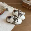 Zapatillas infantiles con estampado de estrellas, zapatillas deportivas coreanas para niños de primavera y otoño, zapatos casuales de suela blanda para niñas, zapatos blancos de velcro