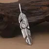 Joyería de plata de ley S925 al por mayor moda retro japonesa y coreana plata tailandesa pluma hueca con colgante de escudo redondo