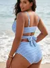 Traje de baño de dos piezas a rayas azules y blancas de talla grande con cintura alta para mujer, escote en V con corte cruzado, efecto fruncido y cobertura para figuras curvilíneas