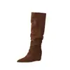 Botas altas de diseño retro de nicho de 8 cm con punta fina y aumento de altura interior, botas de caña recta, botas de caña alta otoño/invierno 2026, botas de montar