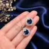 Producto de transmisión en vivo de alta gama y moderno: un conjunto de anillo y colgante de topacio azul simulado, que irradia lujo y elegancia, un accesorio versátil