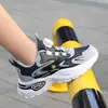 Sapatos Infantis 2026 Chegadas de Verão para Crianças de Meia-Idade e Mais Velhas Sapatos Esportivos Infantis Vazados em Tela Tênis Casuais para Meninos Tendência