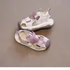 Sandalias para niñas estilo verano 2025 nuevo modelo zapatos deportivos para niños suela suave zapatos de playa punta cerrada niños medianos y grandes versátiles zapatos para niños