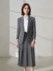 Jaqueta Cinza de Alta Qualidade com Gola Pequena e Mangas Longas, Saia Plissada Feminina, Camisa, Terno Novo de Três Peças para Outono e Inverno, Roupas de Trabalho