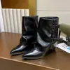 Botas de Cano Curto com Salto Anabela e Bico Fino Brancas Novas Outono/Inverno Femininas Botas com Fivela de Couro Aquecedor de Pernas Botas Versáteis de Moda Botas Emagrecedoras