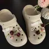 Un Juego Completo de Accesorios de Zuecos de Alta Gama con Decoraciones Desmontables de Gatitos para Niñas, Lujo Ligero DIY