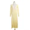 Vestido Longo Elegante de Manga Curta com Decote em V, Caimento Justo, Detalhe em Renda, Saia Plissada, Elegante e Rejuvenescedor, Adequado para Noites de Encontro e Eventos Noturnos