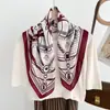Lenço Quadrado Pequeno Versátil com Corrente Moda 65cm Feminino Outono Decorativo Profissional para Camisa Terno Lenço de Pescoço Lenço de Seda à Prova de Vento