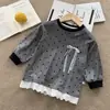 Nueva camiseta de manga larga de otoño e invierno para niñas, con un dulce diseño de princesa con encaje y lunares, un suave top de forro polar para niñas pequeñas