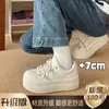 Tênis brancos femininos de sola grossa para aumentar a altura, novo modelo de verão 2026, sapatos de cano alto robustos versáteis para pessoas baixinhas