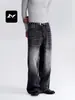 Jeans elegantes y casuales de pierna recta y pierna ancha en un rico lavado negro-gris vintage, diseñados tanto para hombres como para mujeres, con un corte holgado y un acabado desgastado y resistente.