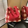 Moda Inverno Bolsa Peluda de Grande Capacidade para Axila para Mulheres 2025 Nova Bolsa de Pelúcia Xadrez Bolsa Tote Casual de Ombro