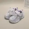 Venta al por mayor de zapatillas deportivas para niños en stock: Tenis gruesos para niñas pequeñas con suelas ligeras y capellada de piel, zapatos de bebé para niñas, modelo 6703