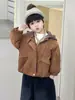 Chaqueta con capucha de terciopelo para niño Tallas Grandes Otoño Invierno 2026 Nueva Elegante Chaqueta de Cuero Gruesa de Invierno para Bebé con Piel Integrada