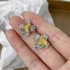 Pendientes de Metal con Forma de Flor de Color Contrastante Irregulares de Nicho Atardecer Dulce Corazón Moda Combinan con Todo Pin de Plata Pendientes de Pliegues Estilo Frío