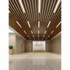 Tubo cuadrado de aluminio con veta de madera techo integrado techo autoinstalación centro comercial rejilla de aluminio mampara de oficina perfil de aluminio