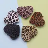 Chaveiro de Couro Sintético com Estampa de Leopardo e Coração para Casal Europeu e Americano Novo, Pingente de Coração de Pêssego para Carro, Pingente para Bolsa, Acessórios, Venda por Atacado