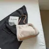 Bolso peludo Otoño e Invierno Moda Femenina Bolso de felpa simple 2025 Nuevo estilo Bolso de hombro versátil Bolso de axila para mujer