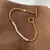 Acessório de Colar Fragmentado de Pérola em Aço Titânio Estilo Chanel, Joia de Luxo Leve Dongguan para Mulheres, Corrente para Clavícula com Design de Nicho de Alta Qualidade