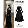 Vestido preto de manga comprida e um ombro só, outono/inverno, com um estilo sofisticado e elegante inspirado em Hepburn, perfeito para um look gracioso e maduro, adequado como traje formal.