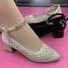Sapatos de couro legítimo de malha femininos, vazados, 2022, novos, salto médio, preto, sandálias all-match, sola macia, moda, salto grosso, sapatos de mãe