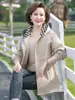 Nueva chaqueta con capucha de otoño para madres, color liso, elegante y rejuvenecedora, gabardina de manga larga para mujeres de mediana edad y mayores