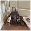 Mochila Retro Casual para Commuter para Mujer 2025 Otoño/Invierno Nuevo Estilo Exquisita Bolsa Pequeña Escolar para Salidas Viajes Bolso Cruzado