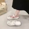 En Stock de Fábrica Verano Nuevo Estilo Zuecos Transpirables para Niñas, Pantuflas Cerradas de Suela Gruesa, Sandalias Versátiles para Exteriores de Suela Suave Venta al por Mayor