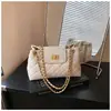 Nuevo bolso de hombro con cadena de patrón de diamantes de moda transfronterizo de comercio exterior para mujer, un bolso de nicho elegante y de alta gama para el día a día que se puede llevar debajo del brazo o en la mano.