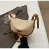 Bolsa de Palha Fashion para Ombro da Moda Primavera/Verão 2024 Bolsa Simples Versátil Formato de Bolinho Bolsa Transversal Casual da Moda para Mulheres