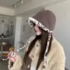 Gorro de Orejeras Jacquard Colorblock de Invierno para Mujer con Terciopelo Plus Caliente Bola de Pompones Estilo Coreano para Adelgazar la Cara Resistente al Viento Gorro de Pescador Tejido