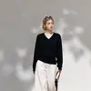 Suéter feminino de lã tricotada com gola V relaxada e trama sarjada, camisa base casual para usar em camadas 2211