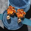 Pendientes de hoja de arce bicolor de lujo nicho medio-antiguo con gota de aceite, pendientes colgantes chapados en oro con perlas naturales, pendientes de aguja de plata 925