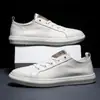 Sapatos Masculinos Casuais, Sapatos Brancos de Couro Macio de Verão, Sapatos Masculinos Novo Estilo 2026, Tênis Masculinos, Sapatos Masculinos Modernos e Versáteis