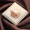 Nuevo broche de rosa de aleación de diamantes europeo y americano, diseño de personalidad elegante de alta gama, pin de planta, ramillete al por mayor