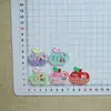 Nuevos Accesorios de Gato de Dibujos Animados Serie Manzana al por Mayor Hechos a Mano DIY Pegamento de Crema Pinzas para el Cabello y Zuecos para Niños