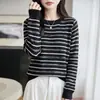 Nova Coleção Outono/Inverno 2026: Blusa de Tricô Feminina de Manga Longa com Blocos de Cor e Listras, Modelagem Solta, em Lã Fina com Gola Redonda